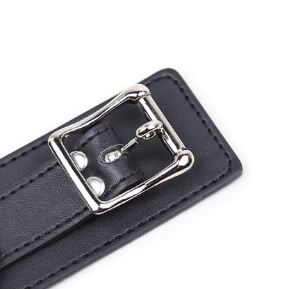 Collana di sottomissione OHMAMA FETISH con tre anelli in metallo, dettagliata e resistente, indossata su una modella.