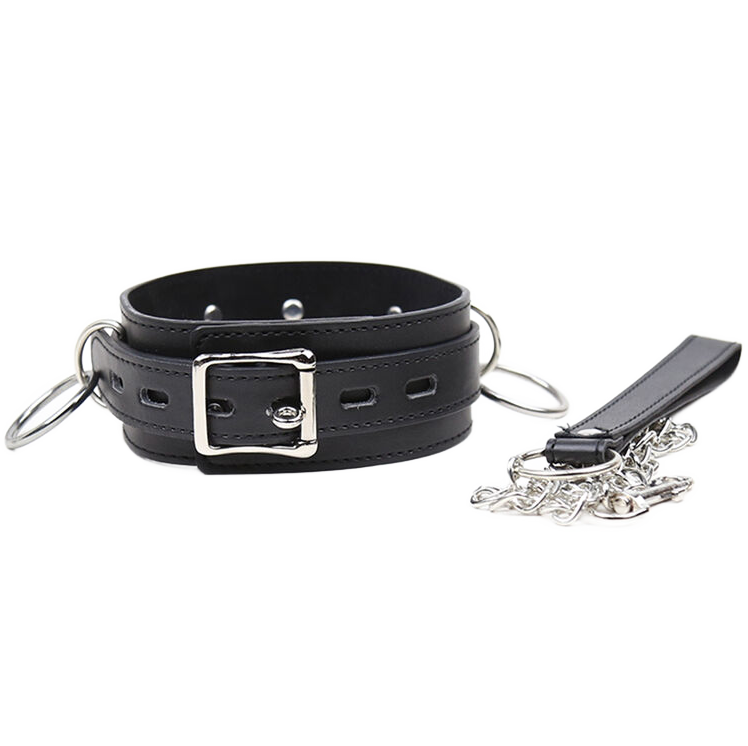 Collana di sottomissione OHMAMA FETISH con tre anelli in metallo, dettagliata e resistente, ideale per giochi di ruolo.