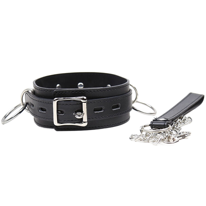 Collana di sottomissione OHMAMA FETISH con tre anelli in metallo, dettagliata e resistente, ideale per giochi di ruolo.