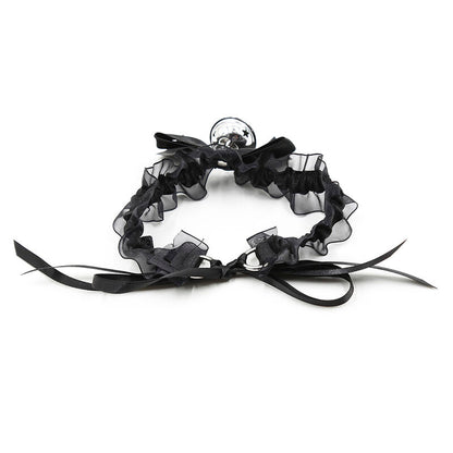Collana fetish in pizzo OHMAMA FETISH, con dettagli di tessuto trasparente e design elegante, visibile in primo piano.
