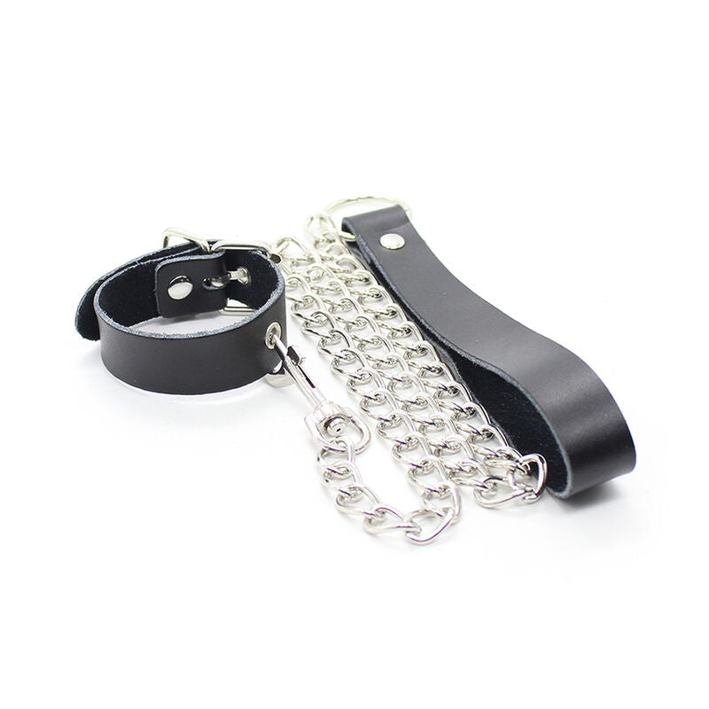 Collana per pene OHMAMA FETISH con cinturino in pelle e catena in metallo, dettagli eleganti e robusti.