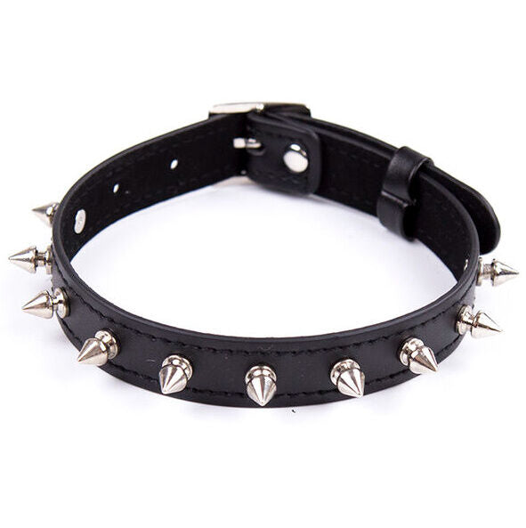 Collare punk con punte in metallo, stile fetish OHMAMA FETISH, con dettagli a spillo e fibbia regolabile in pelle nera.
