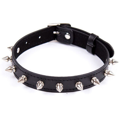 Collare punk con punte in metallo, stile fetish OHMAMA FETISH, con dettagli a spillo e fibbia regolabile in pelle nera.