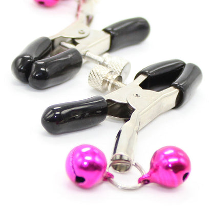Morsetti per capezzoli OHMAMA FETISH con campanella rosa, accessori per BDSM, dettagli in metallo e rosa brillante