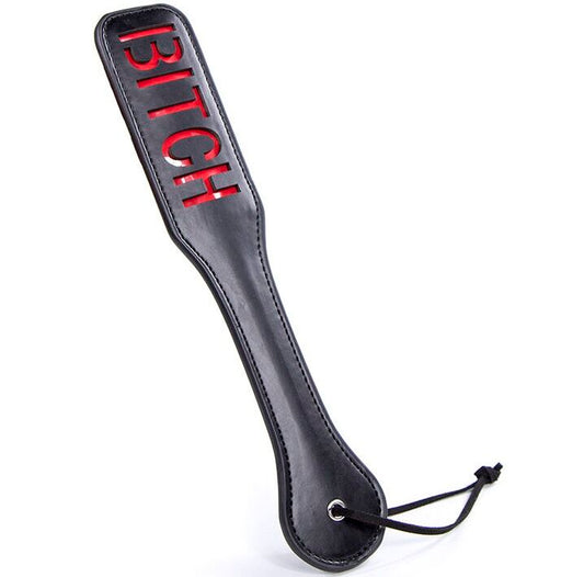 Paddle Cagna OHMAMA FETISH in pelle nera con dettagli decorativi, ideale per giochi di ruolo BDSM.