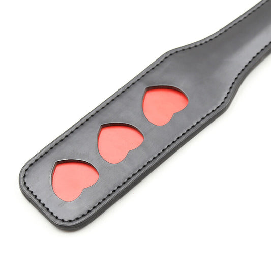 Pagaia con cuori di OHMAMA FETISH, dettagli decorativi e design elegante, ideale per accessori fetish sofisticati.
