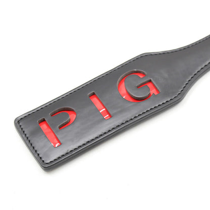 Pagaia di maiale OHMAMA FETISH, strumento in pelle con manico, usata per giochi BDSM e pratiche fetish.