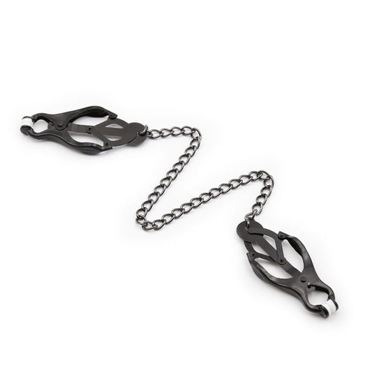 Pinze per capezzoli OHMAMA FETISH con catena nera, accessori BDSM giapponesi, dettagli metallici e design provocante.