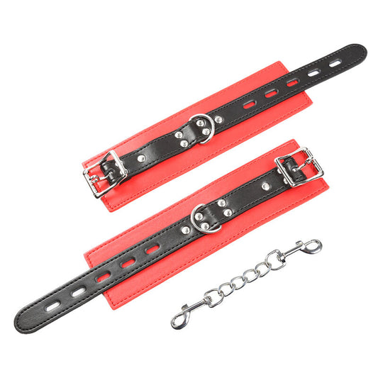 Fascetta da polso OHMAMA FETISH con bloccaggio e fibbia, in pelle nera, con dettagli metallici e chiusura regolabile.