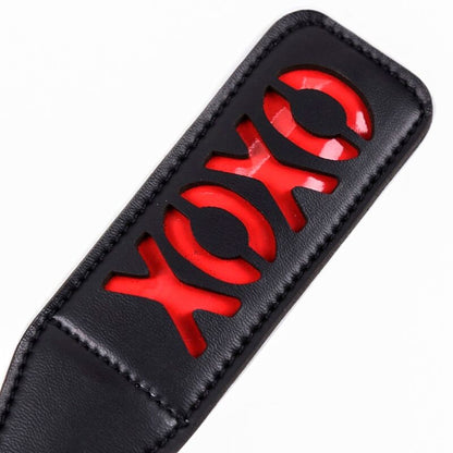 Pagaia Ohmama Fetish Xoxo in materiali di alta qualità, con dettagli decorativi eleganti e design seducente.