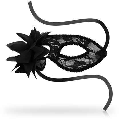 Maschera in pizzo nero con fiori della marca OHMAMA MASKS, dettagli delicati e eleganti, visibile in primo piano.