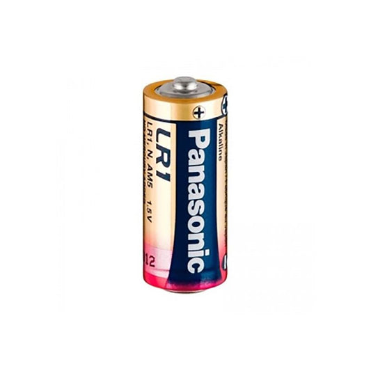 Batteria alcalina Panasonic LR1 da 1,5V in blister, vista frontale con etichetta e contatti metallici.