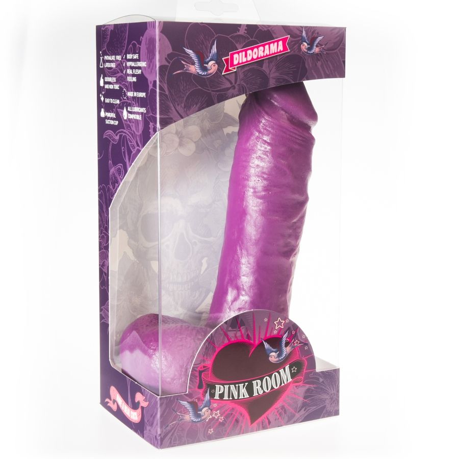 Dildo realistico viola PINK ROOM, lunghezza 21,5 cm, con dettagli realistici, posizionato su sfondo neutro.