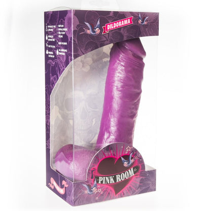 Dildo realistico viola PINK ROOM, lunghezza 21,5 cm, con dettagli realistici, posizionato su sfondo neutro.