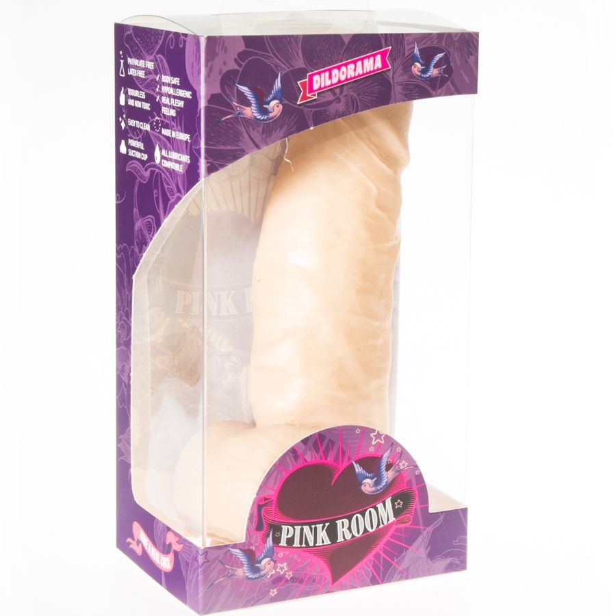 Dildo realistico PINK ROOM Dayan Flesh da 17 cm, morbido e dettagliato in silicone, visibile in primo piano sull'immagine.