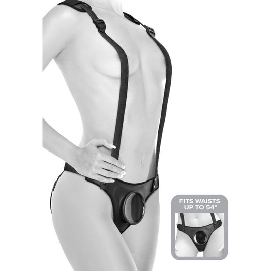 Imbracatura strap-on PIPEDREAMS Body Dock con bretelle regolabili, ideale per l'intimità e il gioco di ruolo.