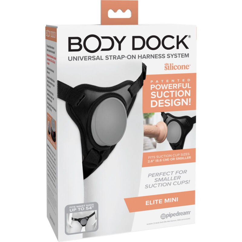 Imbracatura body dock Mini Elite di Pipedreams, in nero, con cinghie regolabili e dettagli metallici, per giochi di ruolo e intimità.