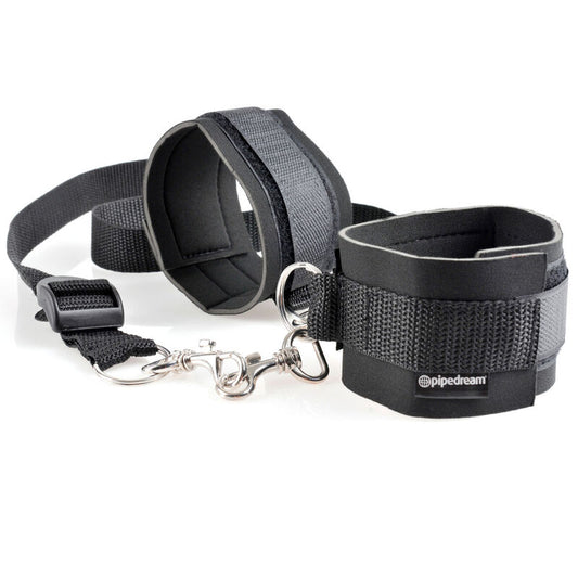 Set di polsini e anello di fantasia Fetish di Pipedreams, con dettagli decorativi in stile fetish, per giochi di ruolo e costume.