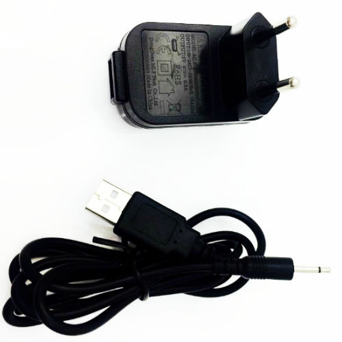 Caricatore USB con cavo Pretty Love, compatibile con dispositivi elettronici, in bianco con cavo di collegamento.
