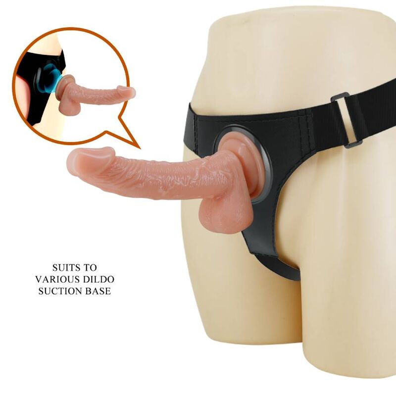 Imbragatura slip universale di PRETTY LOVE con dildo Kevin da 19 cm, colore naturale, mostrata in primo piano.