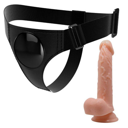 Imbragatura slip universale PRETTY LOVE con dildo Kevin 19 cm in colore naturale, mostrato in primo piano.