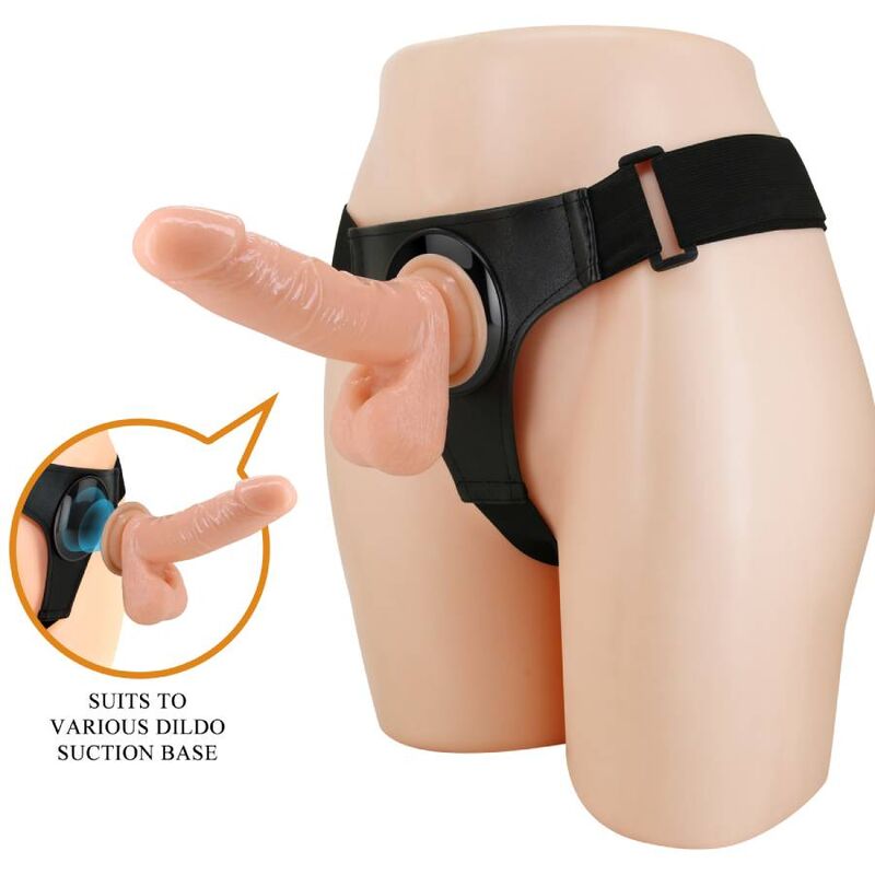 Imbragatura slip universale PRETTY LOVE con dildo Tom da 20 cm in colore naturale, visibile in primo piano.