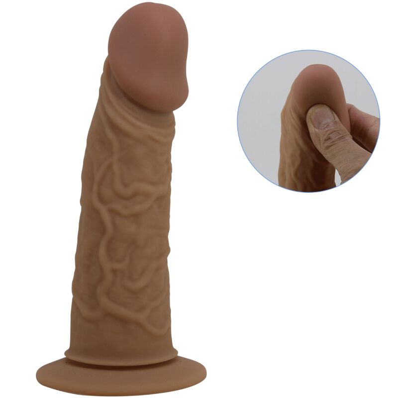 Imbracatura slip Pretty Love con dildo incluso, nera e regolabile, mostrata indossata su un modello.