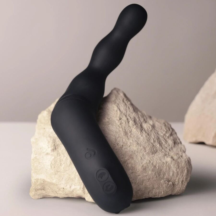 Adattatore nero per vibratore prostatico e anale ROCKS-OFF, compatibile e sicuro, visibile in primo piano.