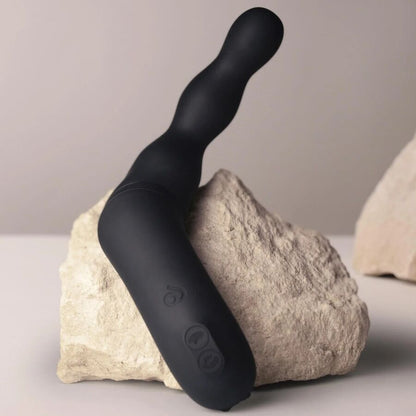 Adattatore nero per vibratore prostatico e anale ROCKS-OFF, compatibile e sicuro, visibile in primo piano.