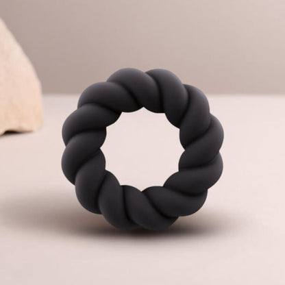 Anello masturbatore Twist in silicone nero di ROCKS-OFF, design ergonomico e morbido per stimolazione piacevole.