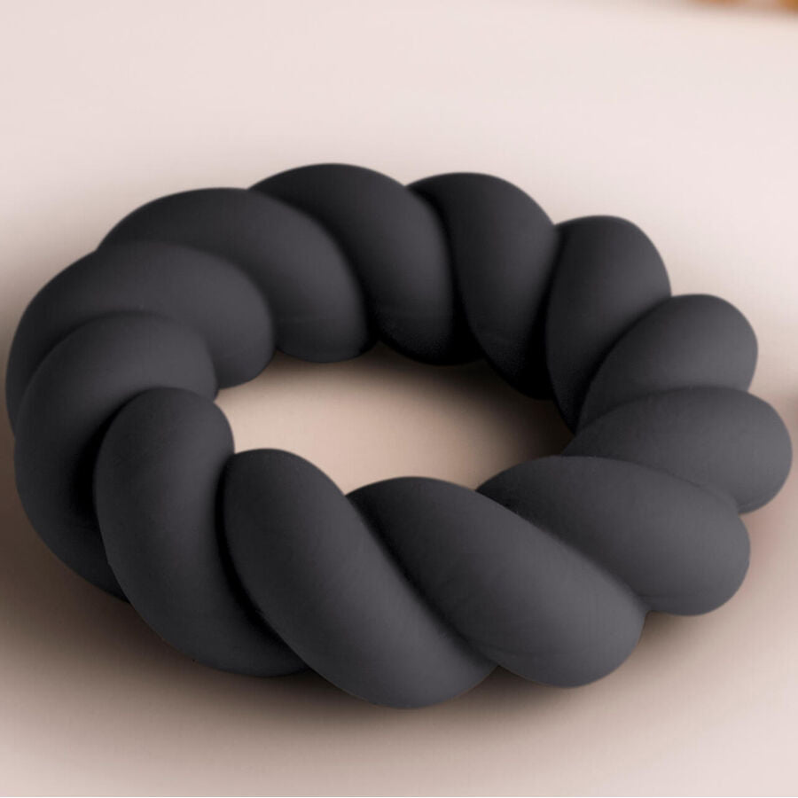 Anello masturbatore Twist in silicone nero della marca ROCKS-OFF, design ergonomico e compatto per piacere personale.