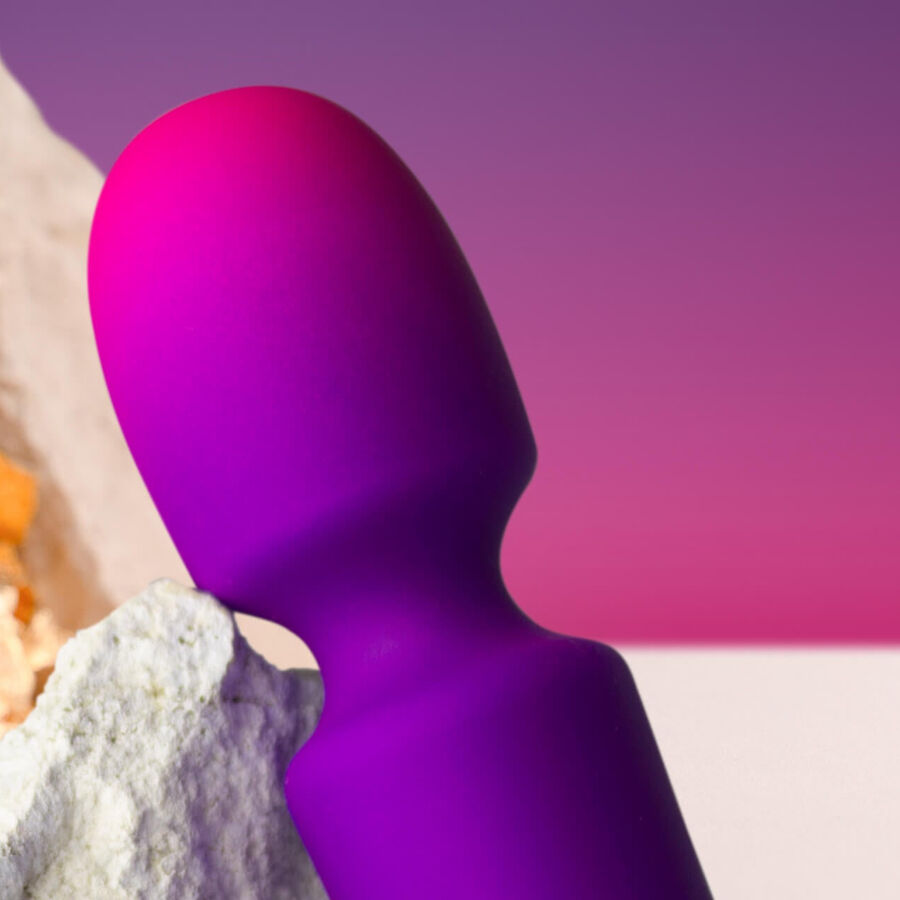Vibratore a bacchetta mini viola ROCKS-OFF GLO-GIRL con design compatto e dettagli eleganti, ideale per stimolazione precisa.