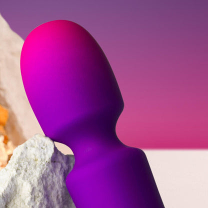Vibratore a bacchetta mini viola ROCKS-OFF GLO-GIRL con design compatto e dettagli eleganti, ideale per stimolazione precisa.