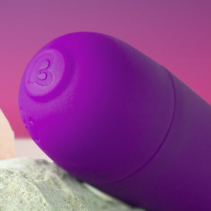 Vibratore a bacchetta mini viola ROCKS-OFF GLO-GIRL, design compatto e versatile per stimolazione personale.