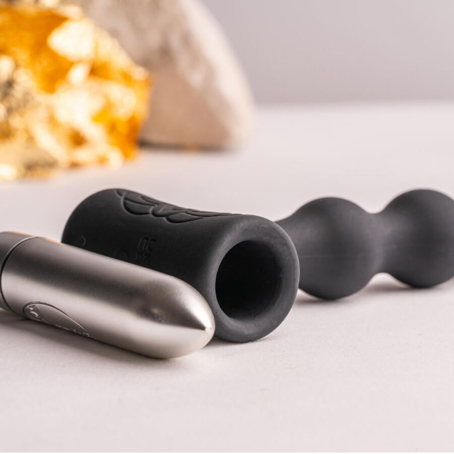 Plug anale vibratore nero ROCKS-OFF Petite Sensations Pearls, design compatto con perle per stimolazione.