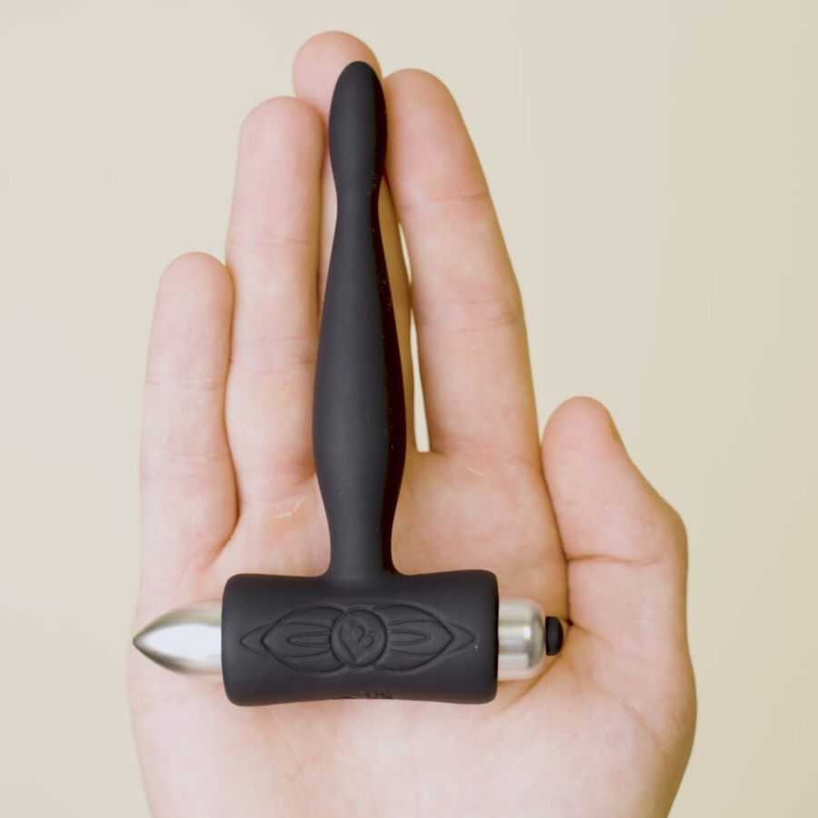 Plug anale vibratore ROCKS-OFF Petite Sensations Teazer nero, piccolo e avvolgente, ideale per stimolazione anale con vibrazione.