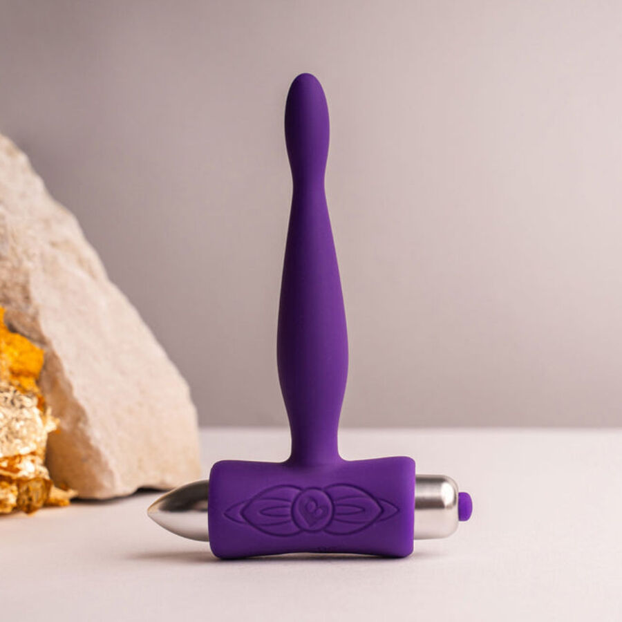 Plug anale vibratore ROCKS-OFF Petite Sensations Teazer, colore viola, con superficie liscia e compatta.