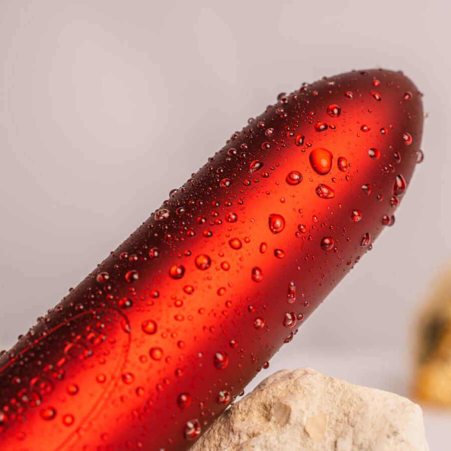 Bullet vibrante ROCKS-OFF RO-160 ROUGE ALLURE di colore rosso, con superficie liscia e design compatto.