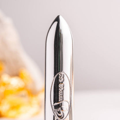 Proiettile vibrante ROCKS-OFF RO-80 in finitura cromata argento, dispositivo di stimolazione personale elegante e compatto.