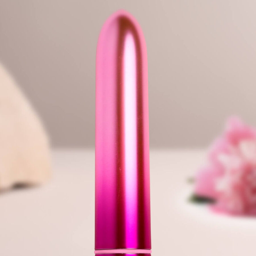 Vibratore rosa ROCKS-OFF RO-90 Courtesan con design compatto e dettagli vibranti, ideale per stimolazione mirata.