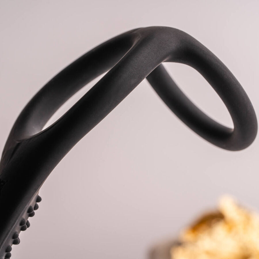Plug anale nero ROCKS-OFF RO-ZEN RRO con anello vibrante per il pene, design elegante e stimolante.