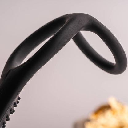 Plug anale nero ROCKS-OFF RO-ZEN RRO con anello vibrante per il pene, design elegante e stimolante.