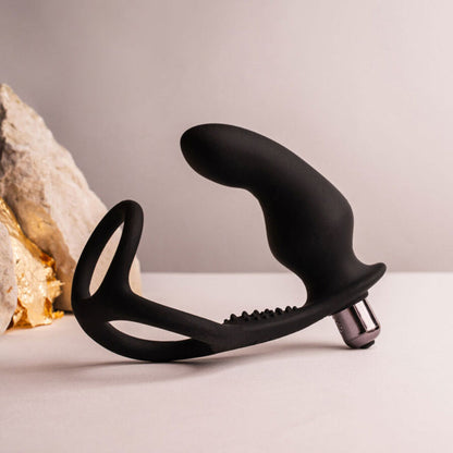 Plug anale nero ROCKS-OFF RO-ZEN RRO con anello vibrante per il pene, design elegante e stimolante.