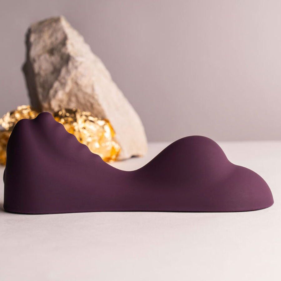 Vibratore viola Ruby Glow da sedere del marchio ROCKS-OFF, con design ergonomico e dettagli luminosi.