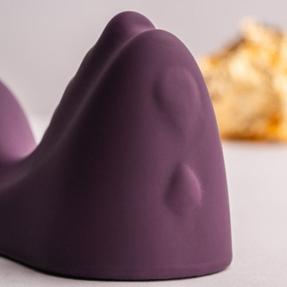 Vibratore viola Ruby Glow da sedere di ROCKS-OFF, con design ergonomico e superficie liscia, ideale per stimolazione e piacere.