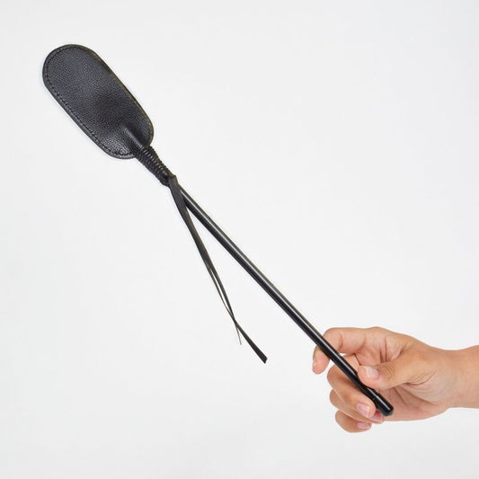 Frusta nera SECRET PLAY 100% FETISH, strumento di gioco BDSM con impugnatura resistente e fruste in pelle nera.