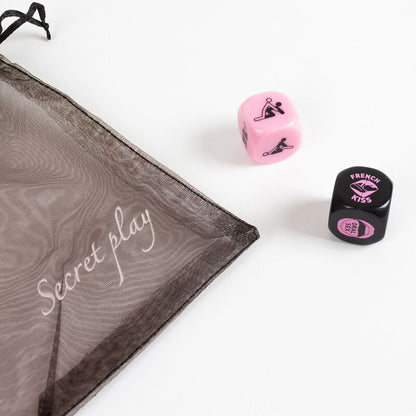 Dado segreto SECRET PLAY per giochi preliminari, marca SECRETPLAY 100% GAMES, immagine di due dadi in uso.