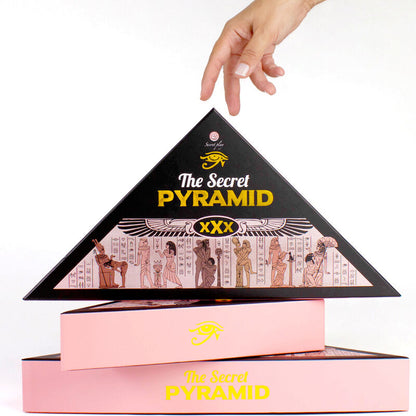 Gioco la Piramide Segreta di SECRETPLAY, set di carte e istruzioni per divertenti sfide di gioco in varie lingue.