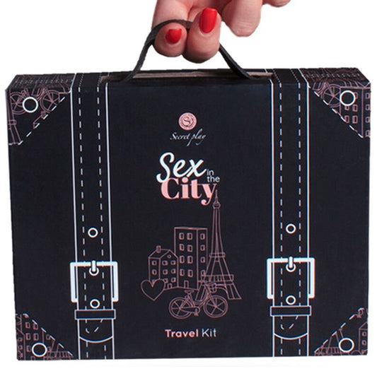 Kit da viaggio SECRETPLAY per giochi erotici in città, con accessori e istruzioni per momenti di intimità in viaggio.