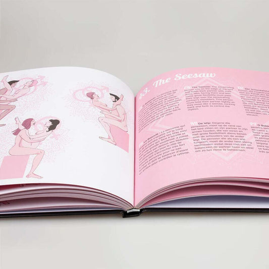 Libro delle posizioni sessuali del Kamasutra di SECRETPLAY, con illustrazioni e descrizioni in più lingue.
